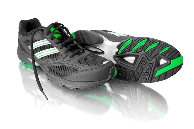 Chaussures de course noir et vert isolés sur blanc