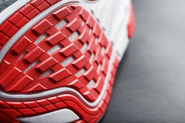 Chaussures de course à semelles rouges sur fond noir