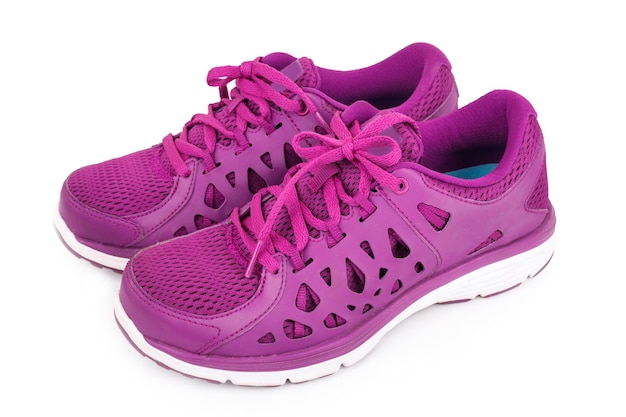 Chaussures de course sport violet isolés sur fond blanc