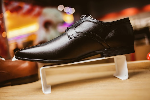 Photo chaussures en cuir élégantes pour hommes sur l'étagère du magasin de traitement de photos vintage