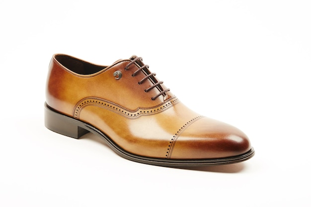 Chaussures en cuir faites à la main pour hommes classiques sur fond blanc isolé.