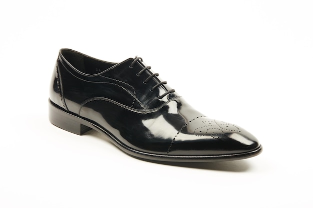 Chaussures en cuir d'homme d'affaires noir classique sur fond blanc isolé.