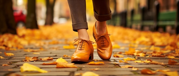 Photo chaussures en cuir jaune sur une femme marchant des feuilles d'automne trottoir confortable