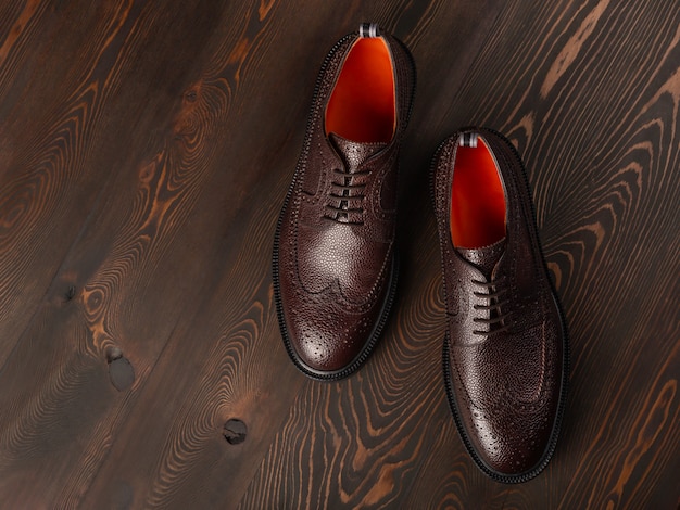 chaussures en cuir marron sur un fond en bois