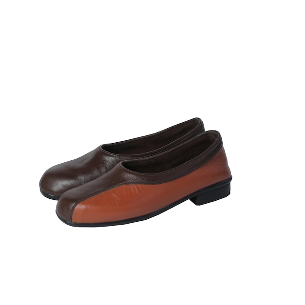 Chaussures en cuir marron isolé sur fond blanc