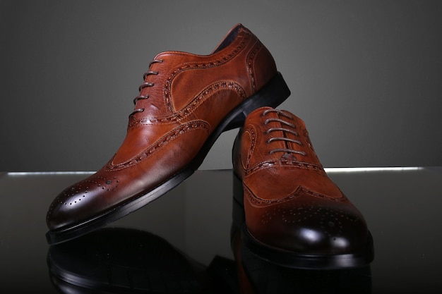 Chaussures en cuir marron pour hommes classiques sur fond gris
