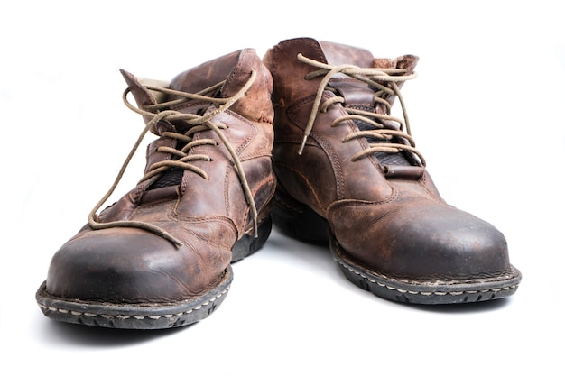 Chaussures en cuir marron pour hommes sur fond blanc.