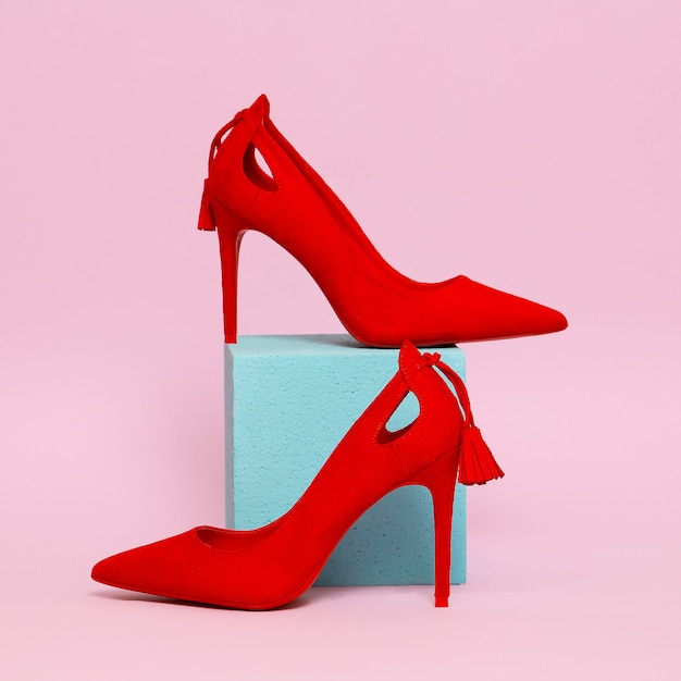 Chaussures de dame rouge. Concept élégant minimal