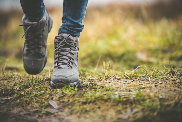 Chaussures dans une forêt