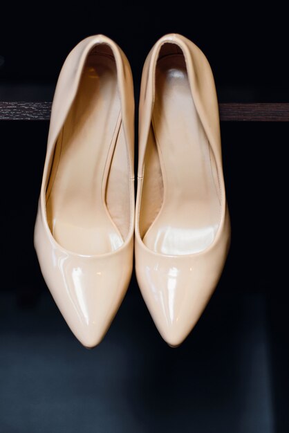 Chaussures élégantes beiges pour la mariée