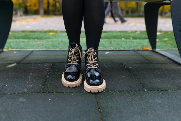 des chaussures élégantes pour femmes se tiennent dans la rue sur un tableau. mode et marche conforme