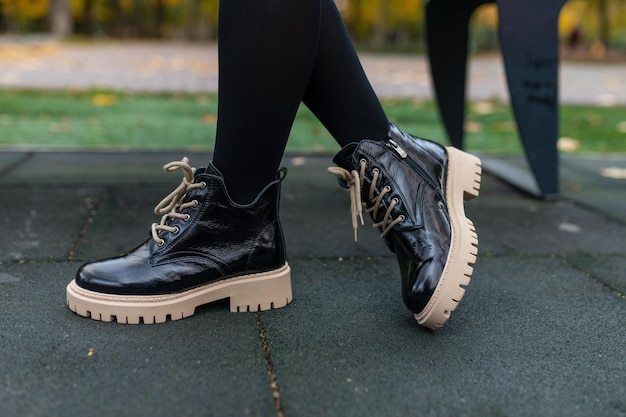 des chaussures élégantes pour femmes se tiennent dans la rue sur un tableau. mode et marche conforme