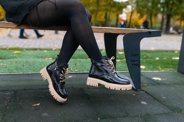 des chaussures élégantes pour femmes se tiennent dans la rue sur un tableau. mode et marche conforme