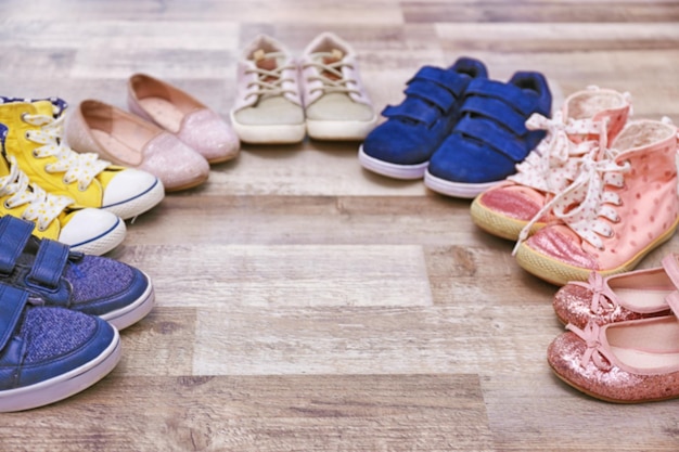 Chaussures enfants colorées au sol