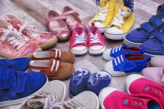 Chaussures enfants colorées au sol