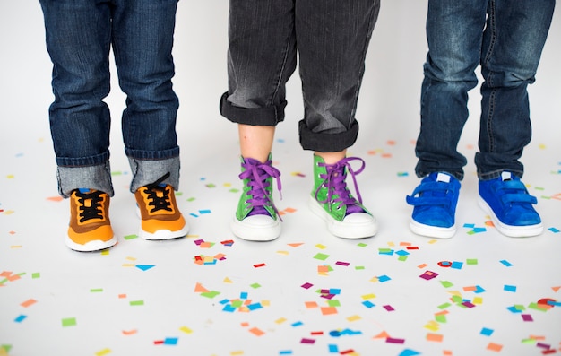 Chaussures enfants et confettis