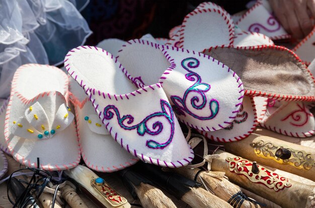 Photo chaussures ethniques kazakhes sur le marché