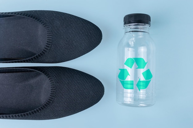 Chaussures fabriquées à partir de bouteilles recyclées et d'autres matériaux durables respectueux de l'environnement