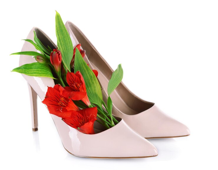 Photo chaussures femme avec des fleurs isolées sur blanc