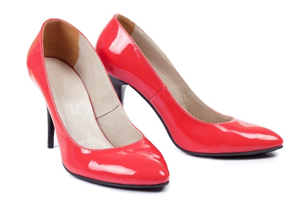 Chaussures femme talon haut rouge isolé sur fond blanc