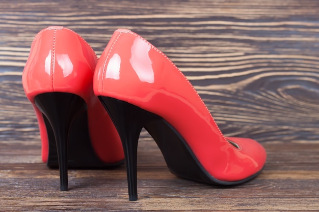 Chaussures femme talon haut rouge sur une table en bois marron