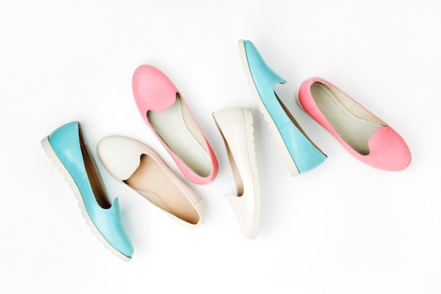 Chaussures femmes élégantes aux couleurs pastel sur fond blanc, vue de dessus