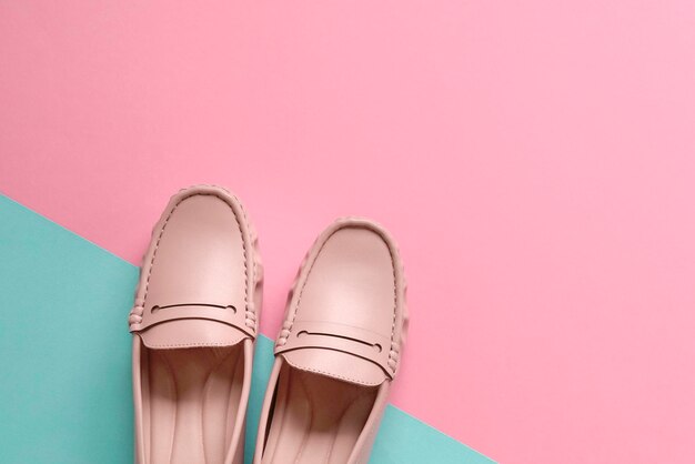 Chaussures femmes élégantes sur fond rose et bleu Espace copie