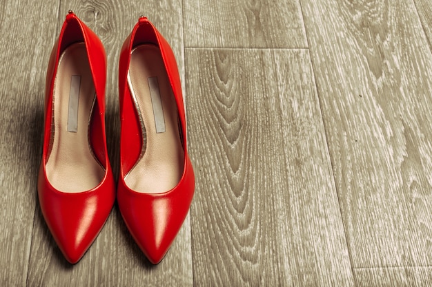 Chaussures femmes rouges sur une surface en bois