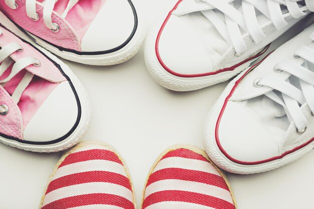 Chaussures sur fond blanc vue de dessus