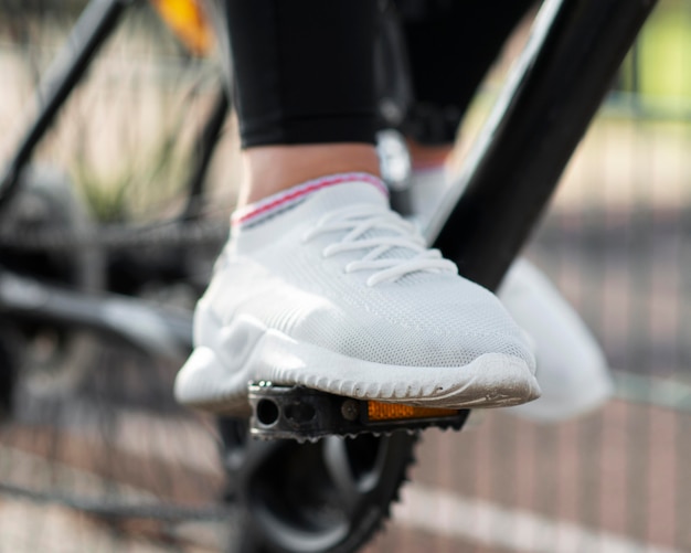 Photo chaussures de gros plan et pédales de vélo