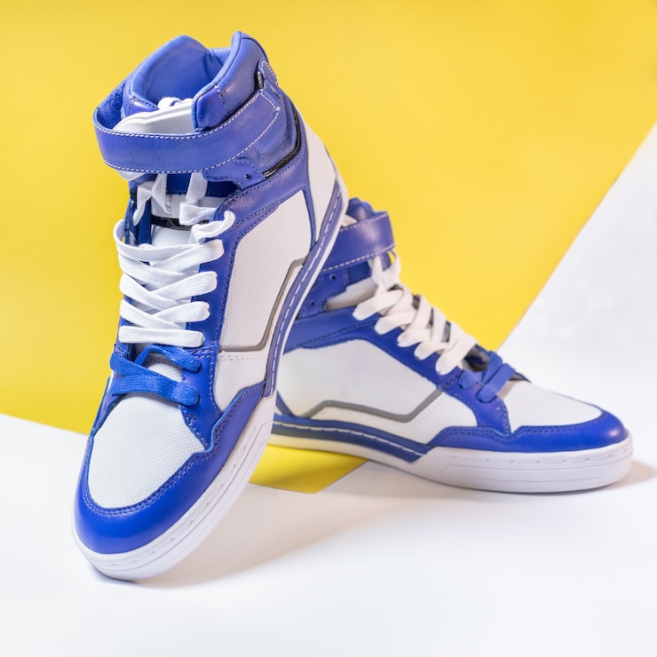 Photo chaussures hauts hauts blancs bleus isolés