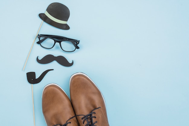 Photo chaussures homme avec lunettes et moustache en papier