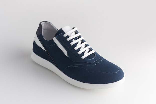 Chaussures hommes bleus isolés sur fond blanc.