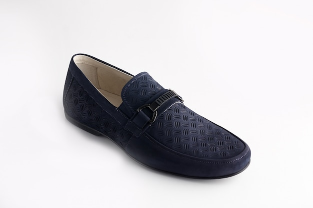 Chaussures hommes bleus isolés sur fond blanc.