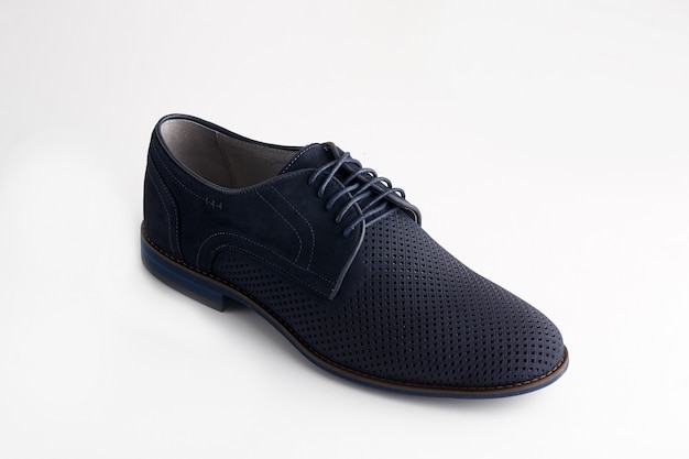 Chaussures hommes bleus isolés sur fond blanc.