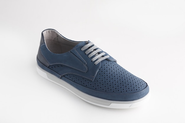 Chaussures hommes bleus isolés sur fond blanc.