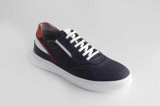 Chaussures hommes bleus isolés sur fond blanc.