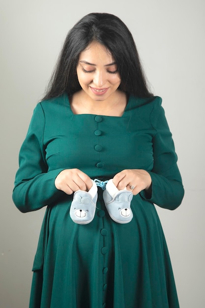 Chaussures à main femme enceinte