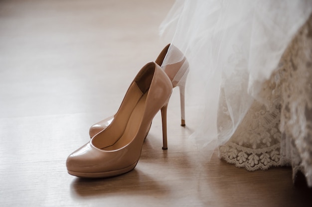 Chaussures de mariage beiges. Robe de mariée.