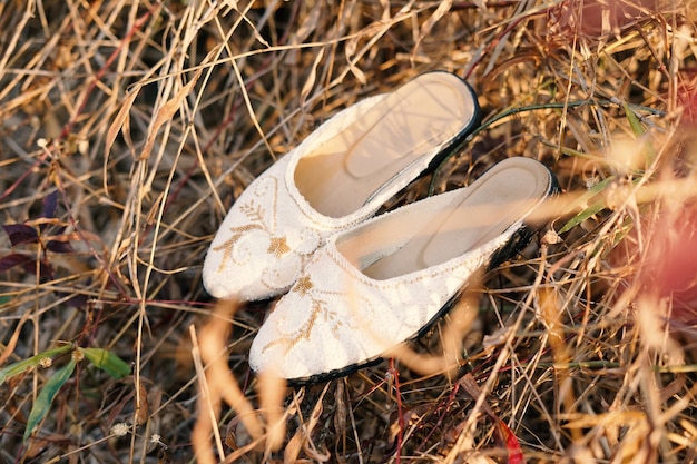 Chaussures de mariage blanches élégantes