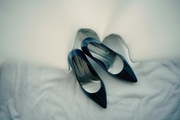 Chaussures de mariage noires avec accessoires