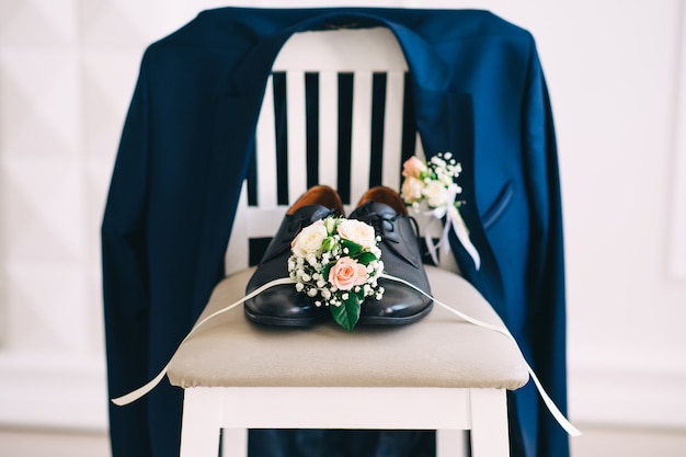 Chaussures de mariage pour hommes sur la chaise. Accessoires de mariage. honoraires du marié