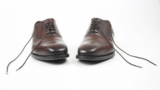 Chaussures marron classiques pour hommes sur fond blanc. Chaussures en cuir