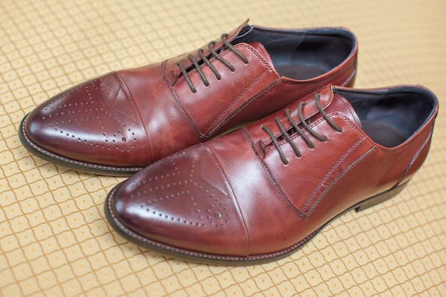 Les chaussures marron de mariage du marié