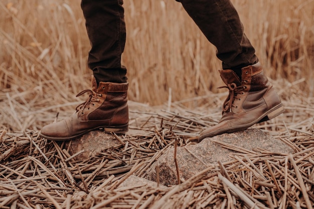Chaussures marron pour hommes en territoire rural Homme méconnaissable en pantalons et bottes Chaussures anciennes en cuir Marche en plein air