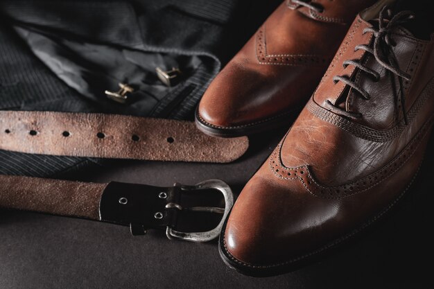 chaussures marron avec veste et ceinture