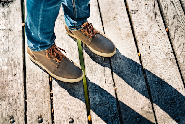 Chaussures Marron D'un Voyageur Sur La Surface En Bois à L'extérieur.