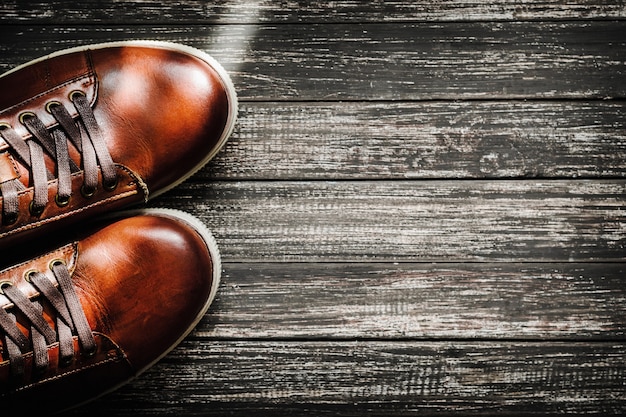 Chaussures marron sur la vue de dessus de fond en bois avec espace de copie