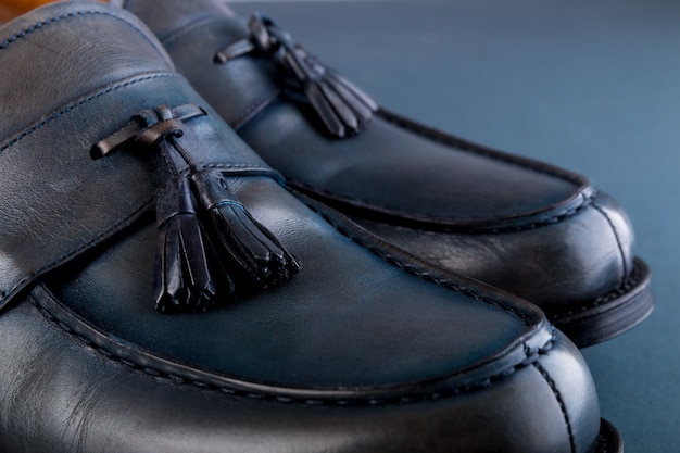 Chaussures de mocassins bleues sur fond bleu