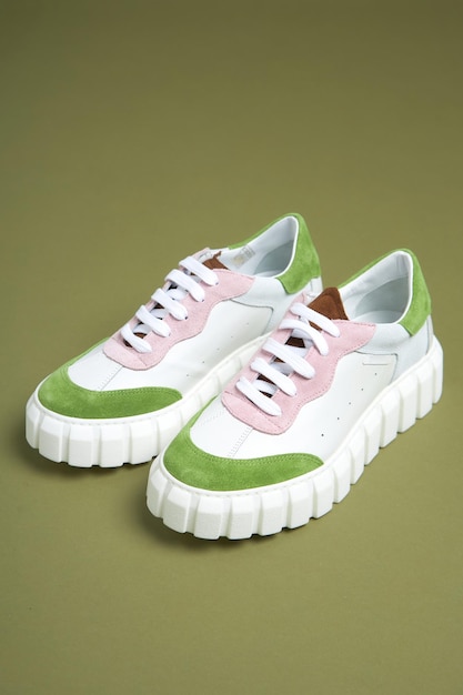 Chaussures de mode femme blanches sur fond vert Chaussures de mode en cuir écologique printemps été 2022